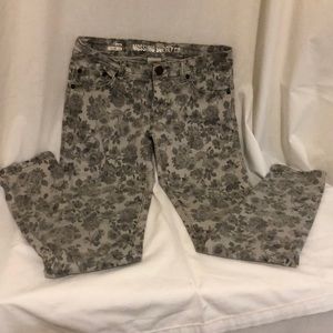 💰Mossimo Supply Company Grey And White